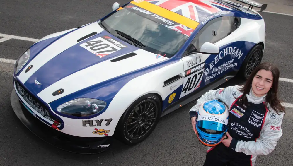 Jamie Chadwick y  un Aston Martin 
