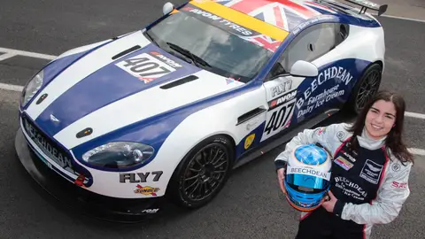 Jamie Chadwick y un Aston Martin  Jamie Chadwick y un Aston Martin