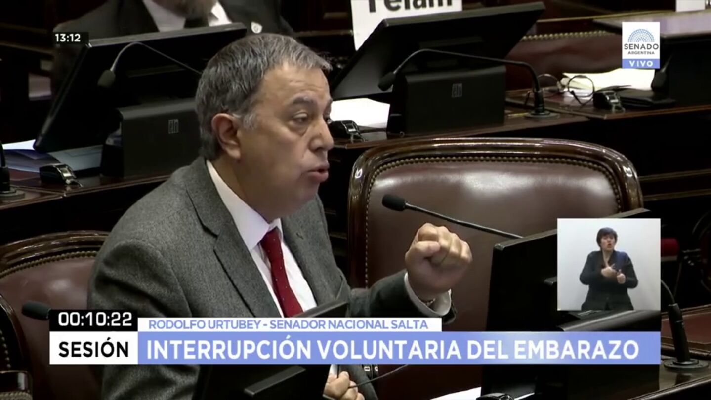 "Hay casos de violaci&oacute;n sin violencia para la mujer": el senador argentino que desat&oacute; la pol&eacute;mica en el debate sobre el aborto