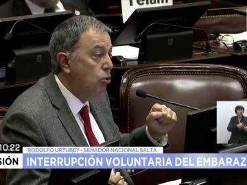 "Hay casos de violación sin violencia para la mujer": el senador argentino que desató la polémica en el debate sobre el aborto "Hay casos de violación sin violencia para la mujer": el senador argentino que desató la polémica en el debate sobre el aborto