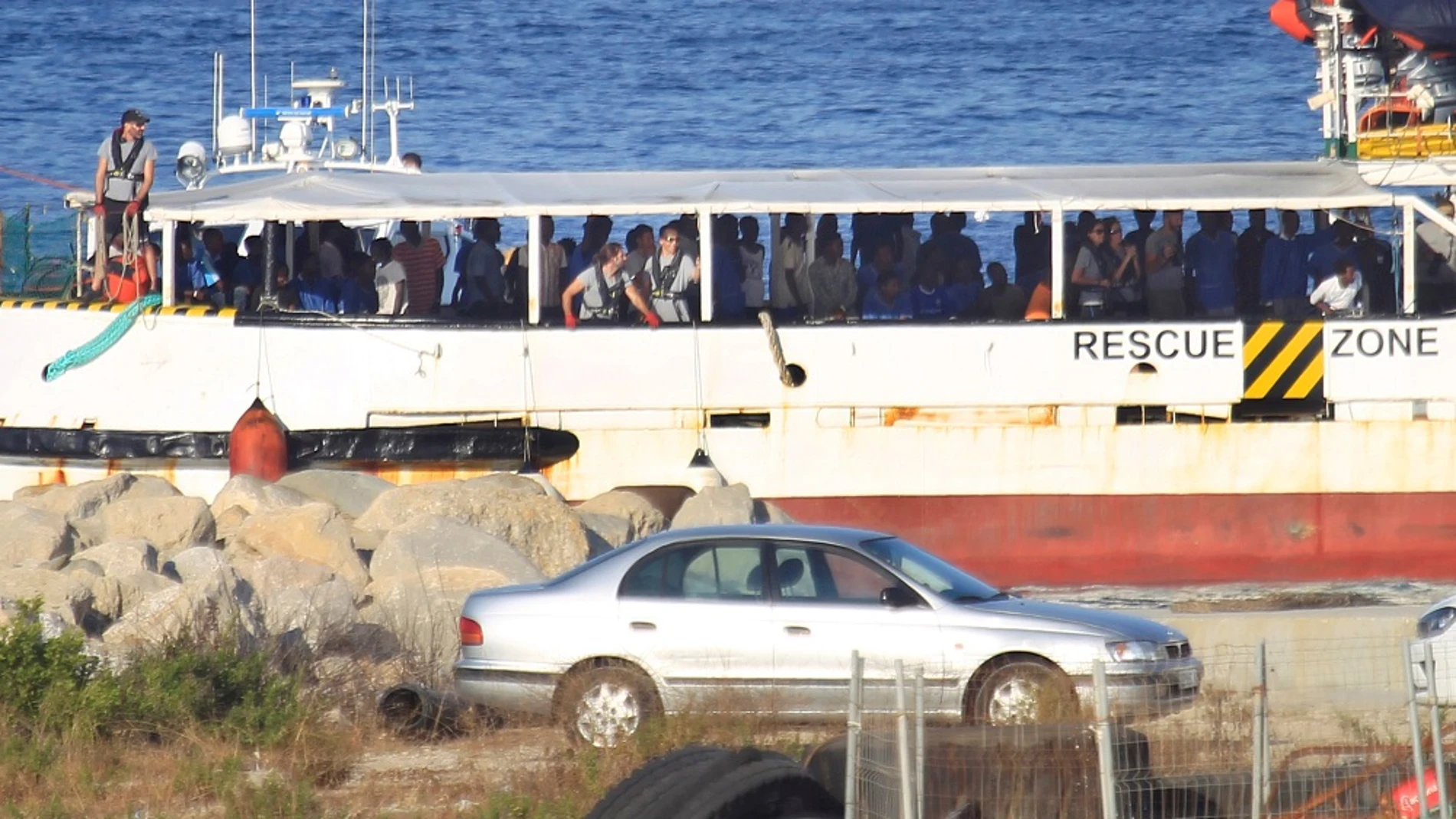 El buque Open Arms con los migrantes rescatados en el Mediterráneo