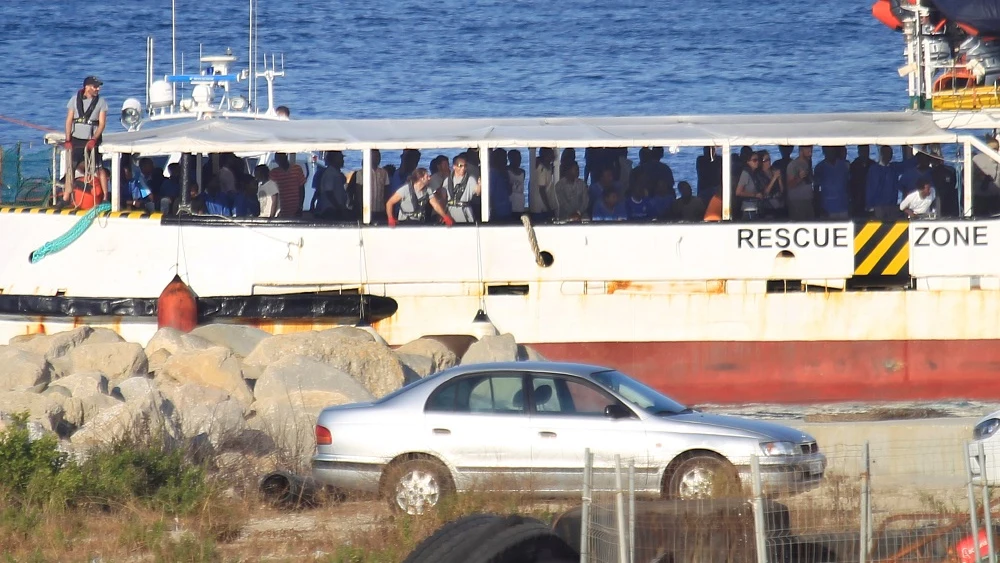 El buque Open Arms con los migrantes rescatados en el Mediterráneo