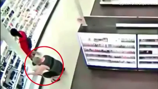 Un hombre haciendo fotos bajo la falda de una joven Un hombre haciendo fotos bajo la falda de una joven