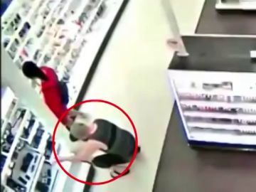 La reacción de un padre al pillar a un hombre haciendo fotos bajo la falda de su hija La reacción de un padre al pillar a un hombre haciendo fotos bajo la falda de su hija