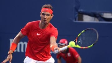 Rafa Nadal devuelve una bola durante el partido