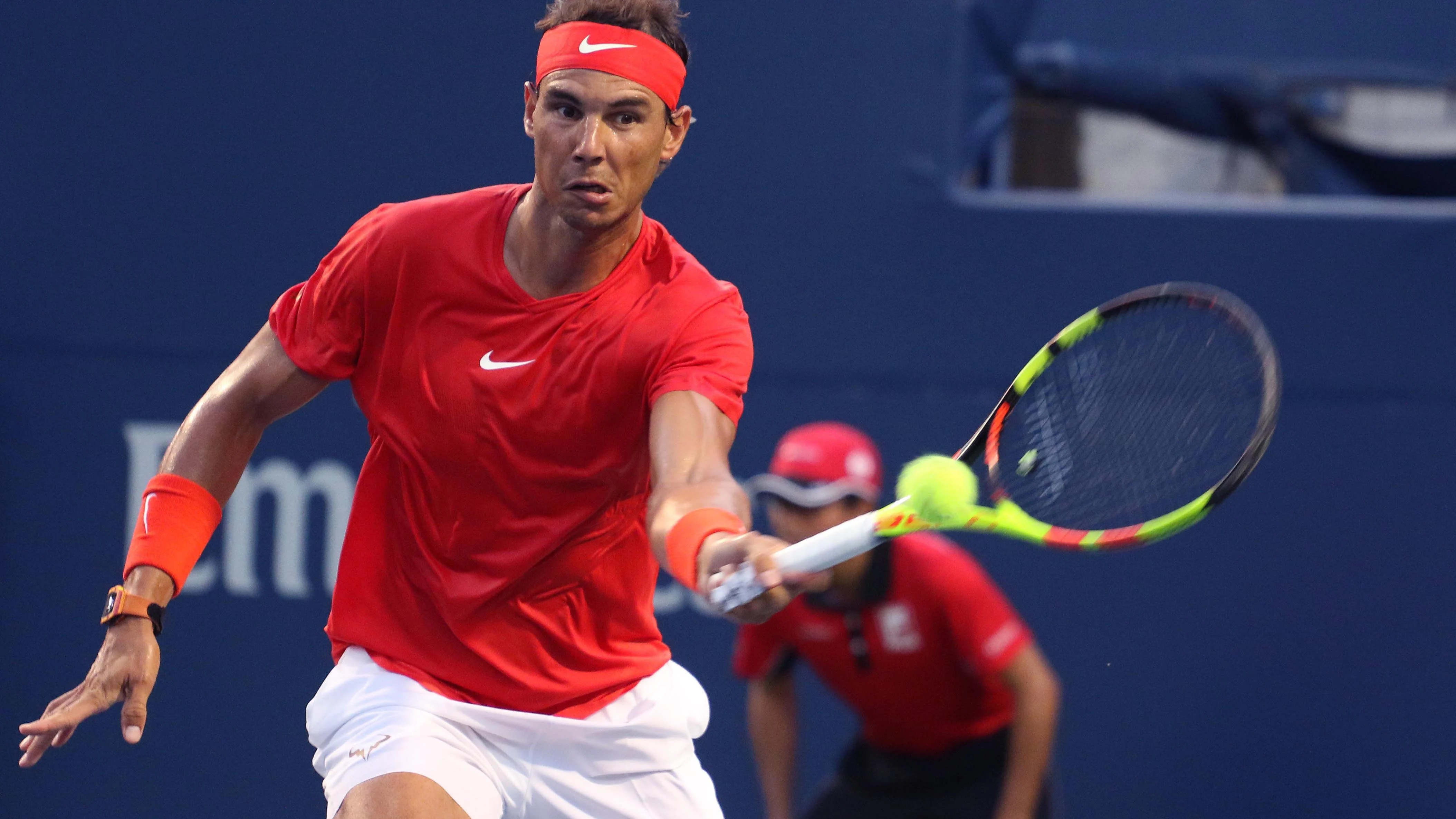 Rafa Nadal devuelve una bola durante el partido