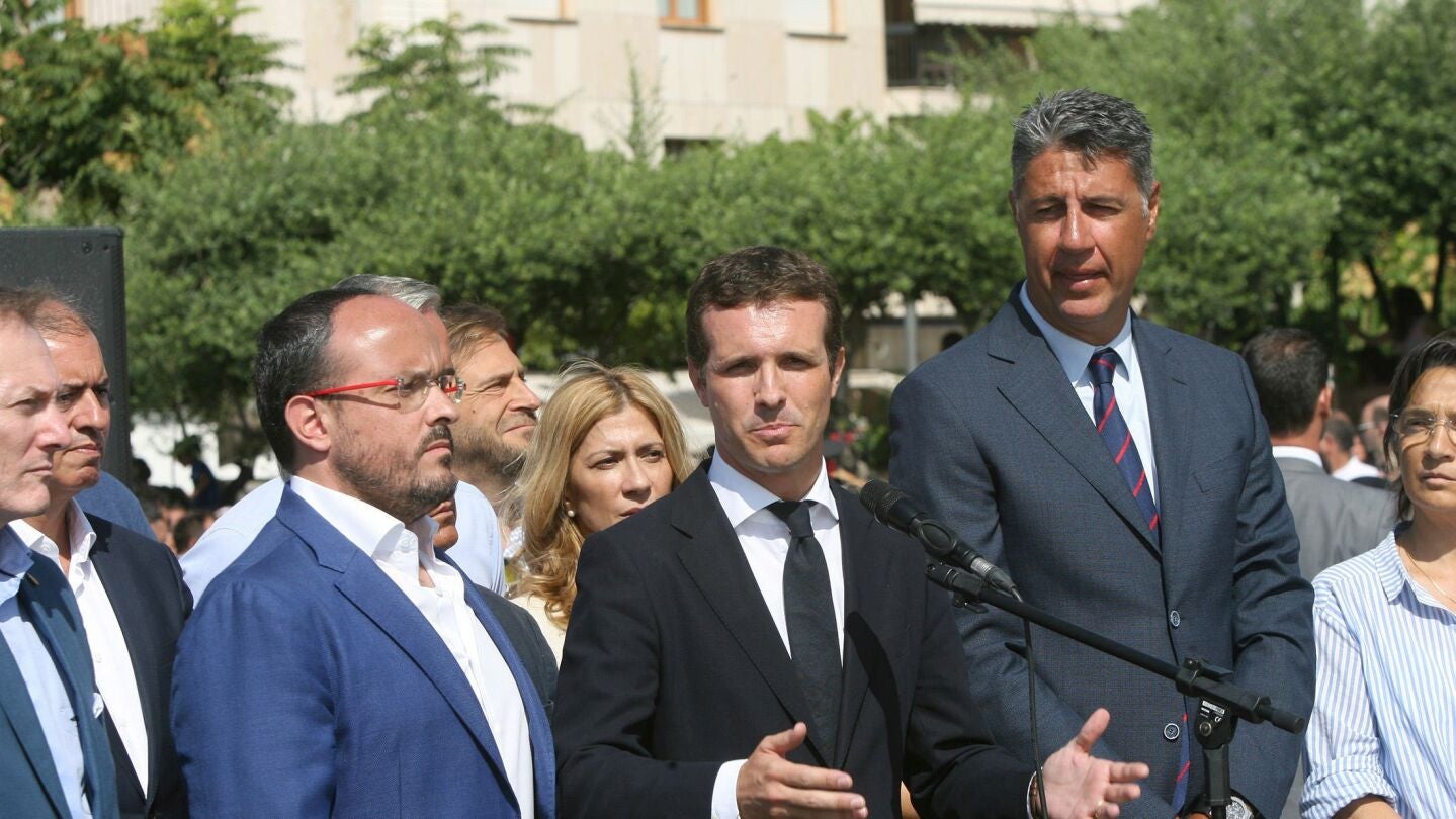El presidente del PP, Pablo Casado (c), junto al l&iacute;der del PP de Catalu&ntilde;a, Xavier Garc&iacute;a Albiol (d)
