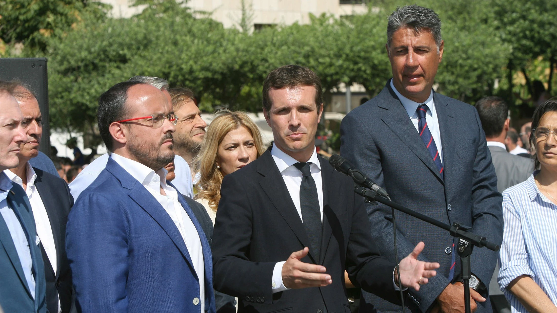 El presidente del PP, Pablo Casado (c), junto al líder del PP de Cataluña, Xavier García Albiol (d)