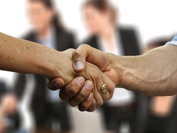 Un hombre y una mujer se dan la mano Un hombre y una mujer se dan la mano