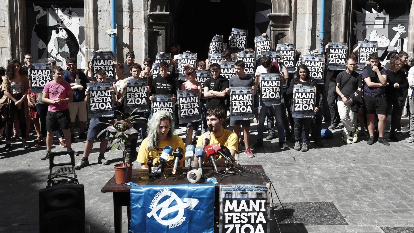 Los okupas, frente al Palacio Marqu&eacute;s de Rozalejo de Pamplona