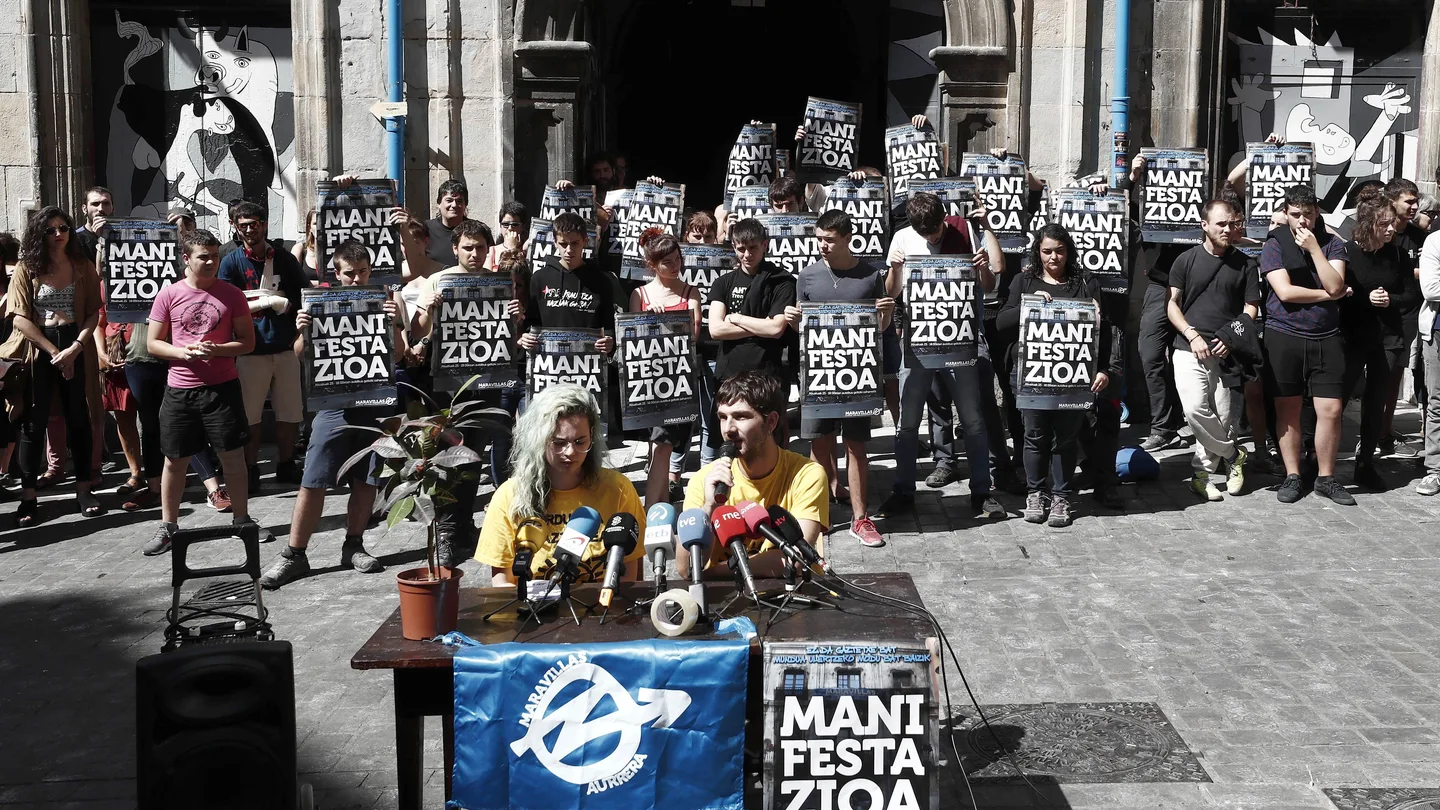 Los 'okupas', frente al Palacio Marqués de Rozalejo de Pamplona Los okupas, frente al Palacio Marqués de Rozalejo de Pamplona