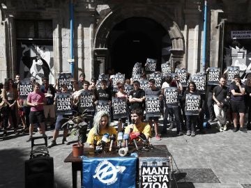 Los 'okupas', frente al Palacio Marqués de Rozalejo de Pamplona Los 'okupas', frente al Palacio Marqués de Rozalejo de Pamplona