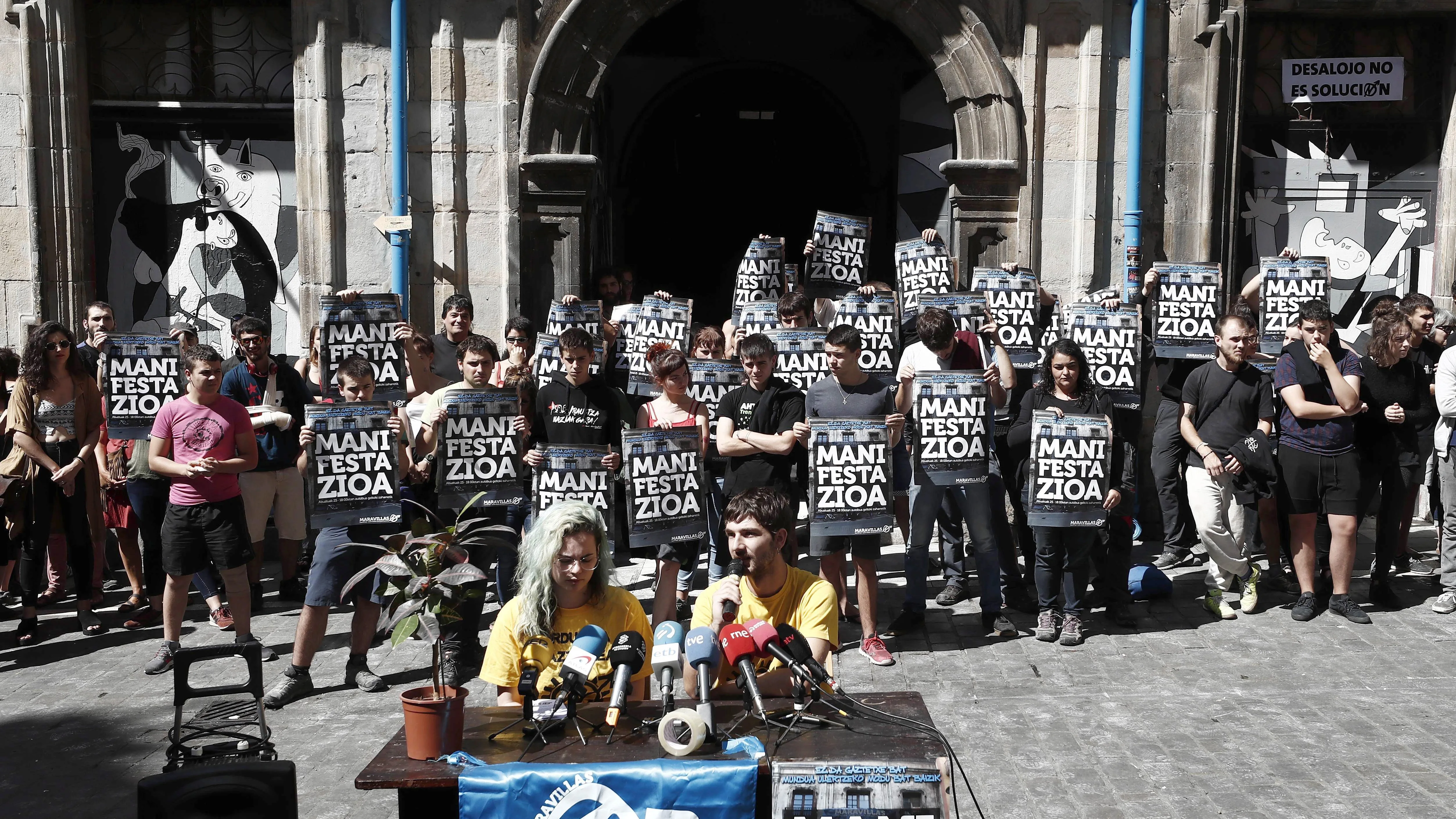 Los okupas, frente al Palacio Marqués de Rozalejo de Pamplona