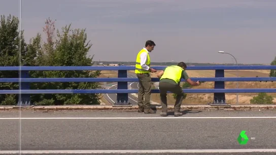 Ingenieros trabajando en el mantenimiento de un puente Ingenieros trabajando en el mantenimiento de un puente