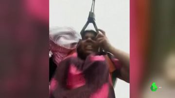 Una mujer embarazada es rescatada en helicóptero de las inundaciones en la India