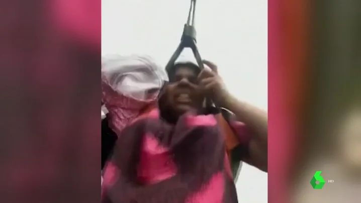 Una mujer embarazada es rescatada en helicóptero de las inundaciones en la India