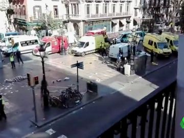 Víctimas, testigos y profesionales narran el horror que vivieron durante los atentados en Cataluña: "Sentí los golpes de los cuerpos en la furgoneta" Víctimas, testigos y profesionales narran el horror que vivieron durante los atentados en Cataluña: "Sentí los golpes de los cuerpos en la furgoneta"