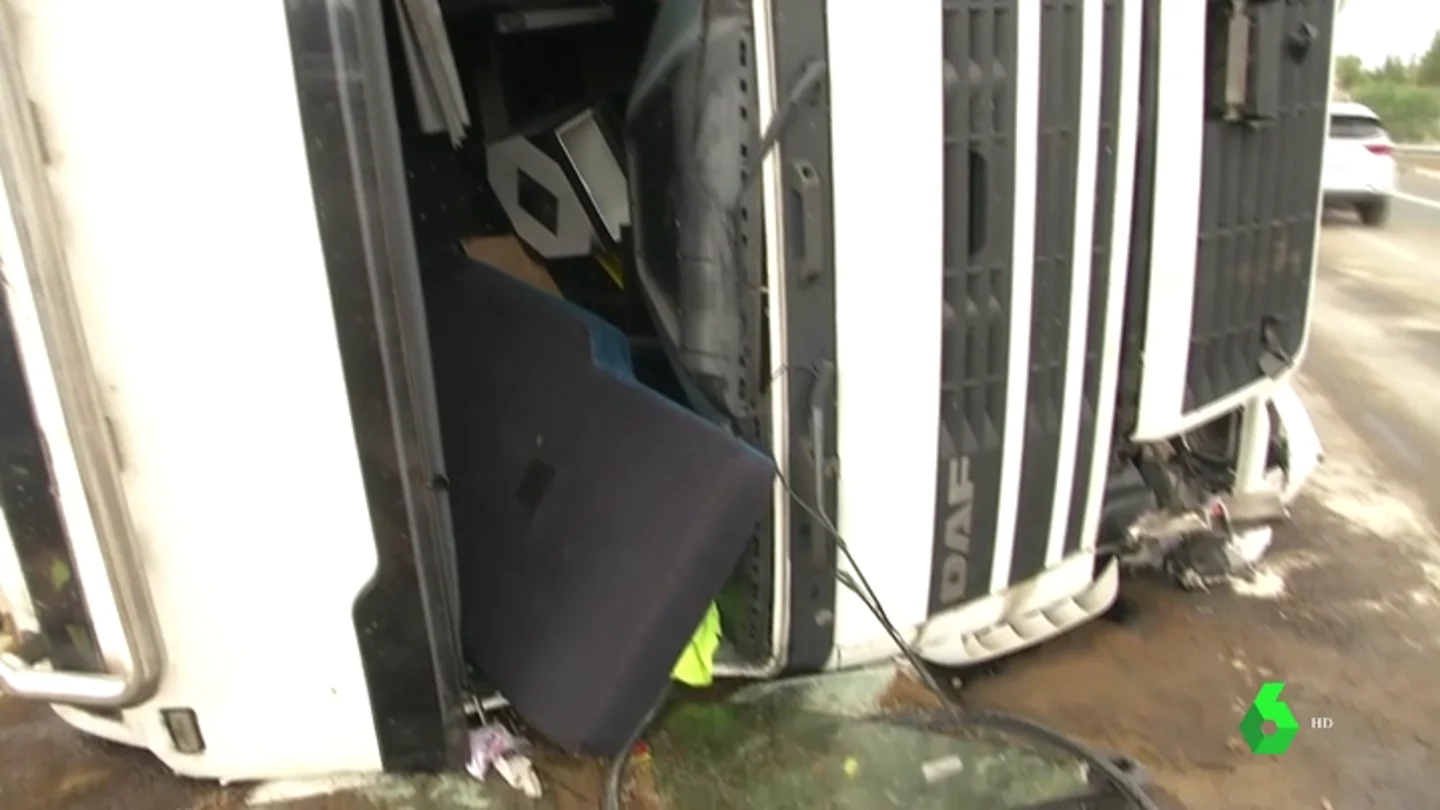 Un camionero ha fallecido tras salirse de la vía y volcar en Monforte del Cid, Alicante Un camionero ha fallecido tras salirse de la vía y volcar en Monforte del Cid, Alicante