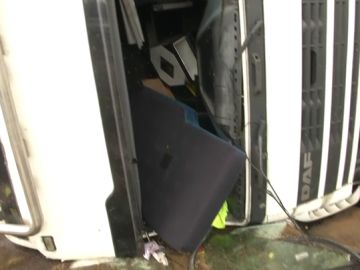 Un camionero ha fallecido tras salirse de la vía y volcar en Monforte del Cid, Alicante Un camionero ha fallecido tras salirse de la vía y volcar en Monforte del Cid, Alicante