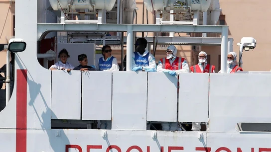 Barco con 177 migrantes en un puerto Barco con 177 migrantes en un puerto