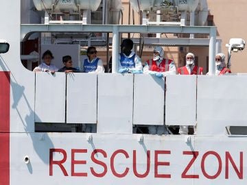 Barco con 177 migrantes en un puerto Barco con 177 migrantes en un puerto