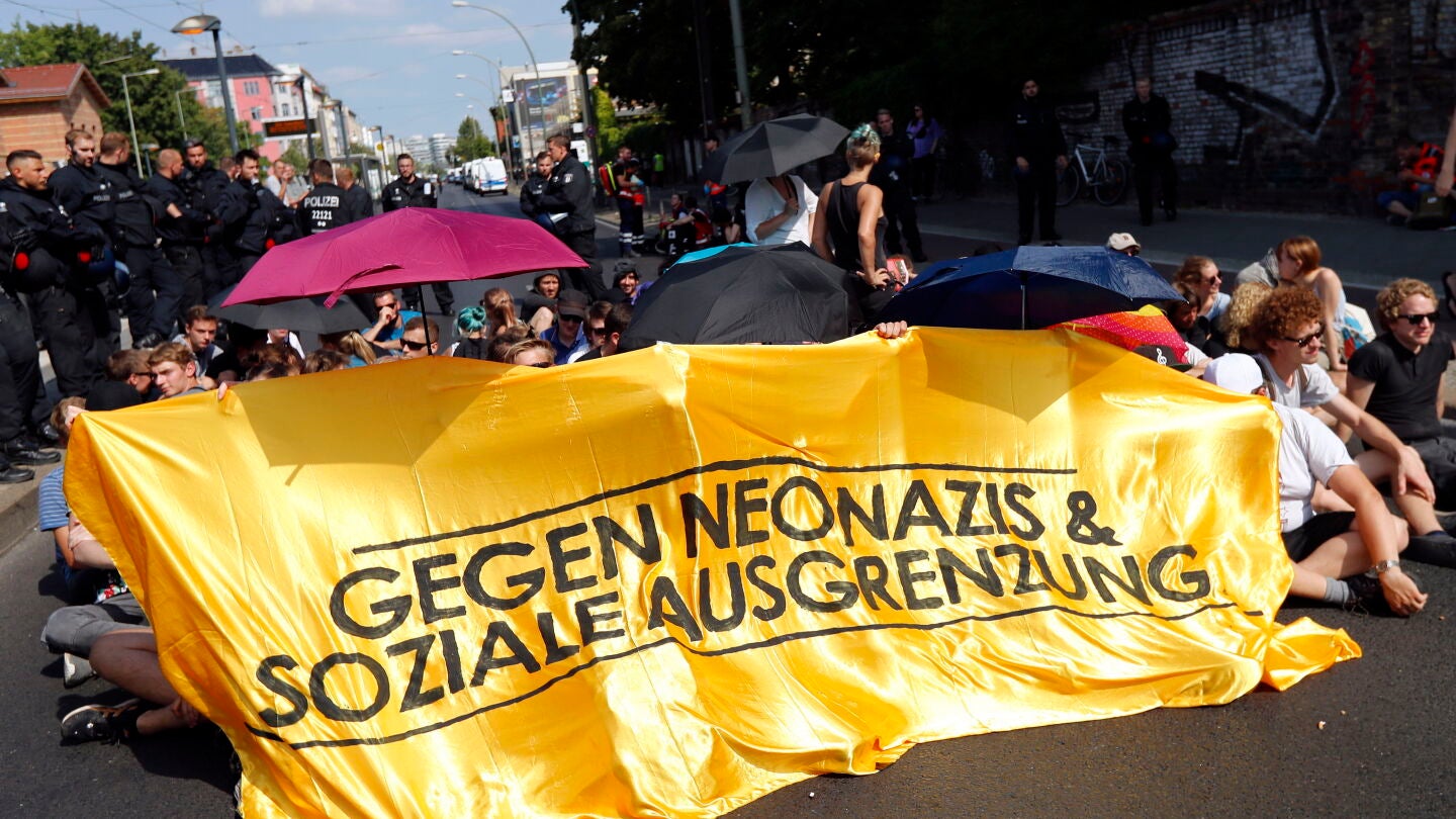 Manifestantes contra la conmemoraci&oacute;n neonazi del aniversario de la muerte de Rudolf Hess, lugarteniente de Hitler