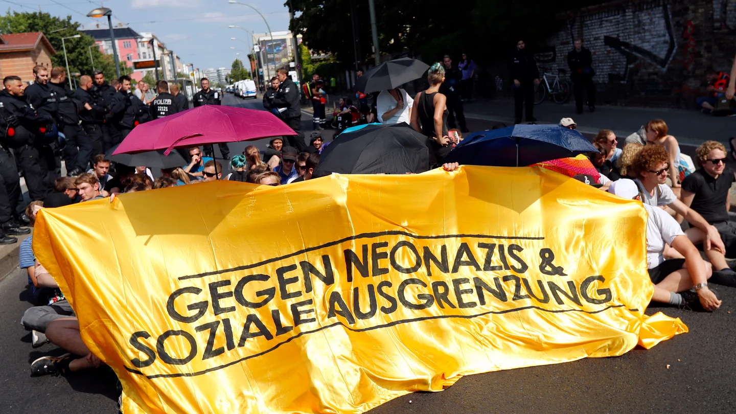 Manifestantes contra la conmemoración neonazi del aniversario de la muerte de Rudolf Hess, lugarteniente de Hitler Manifestantes contra la conmemoración neonazi del aniversario de la muerte de Rudolf Hess, lugarteniente de Hitler