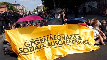 Manifestantes contra la conmemoración neonazi del aniversario de la muerte de Rudolf Hess, lugarteniente de Hitler