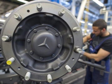 Un empleado de Daimler trabaja en el ensamblaje de un vehículo en Alemania. 