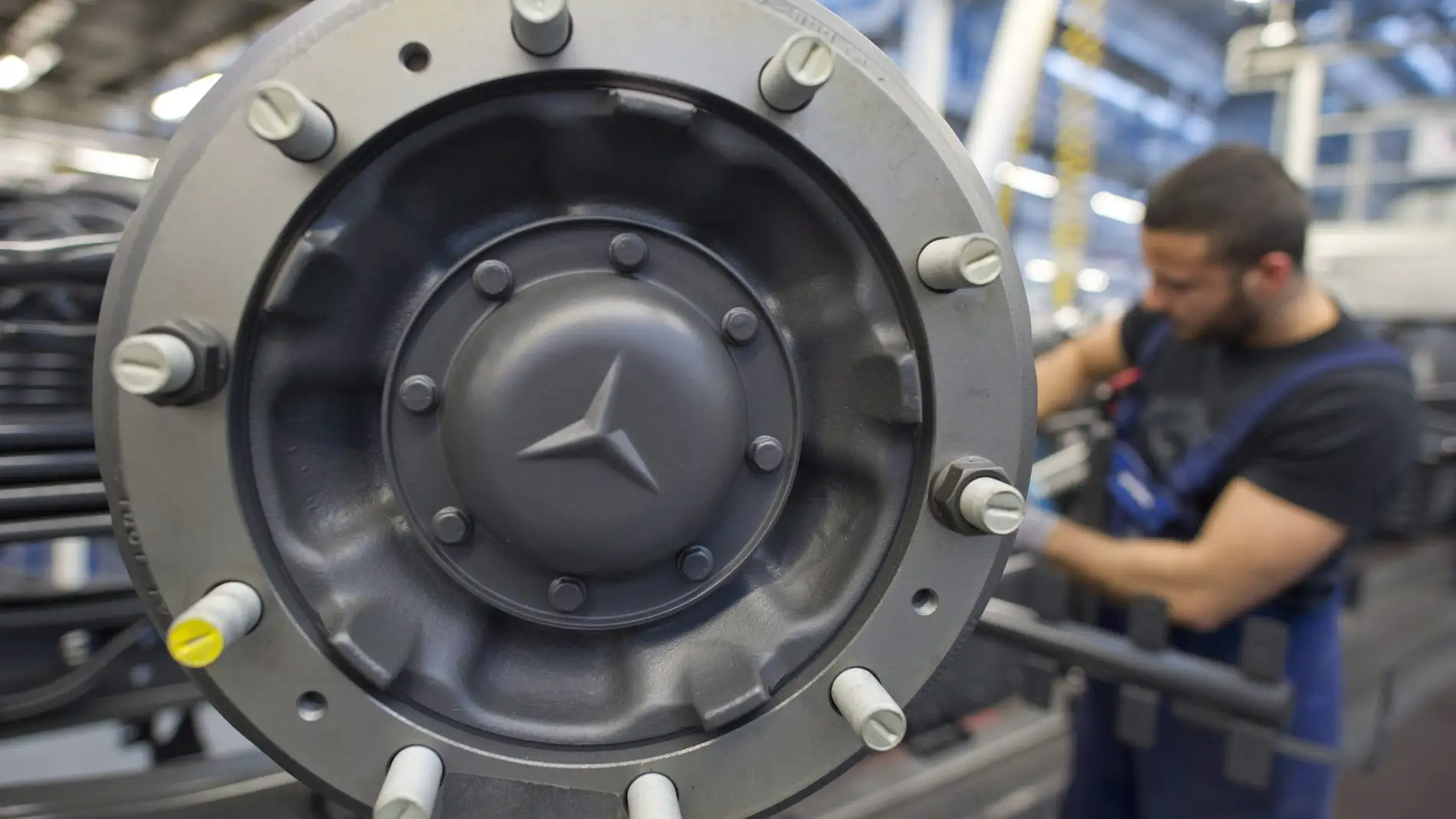 Un empleado de Daimler trabaja en el ensamblaje de un vehículo en Alemania. 