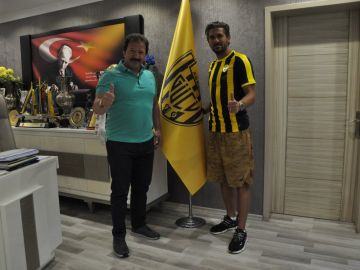 Alessio Cerci en su presentación con el Ankara Alessio Cerci en su presentación con el Ankara