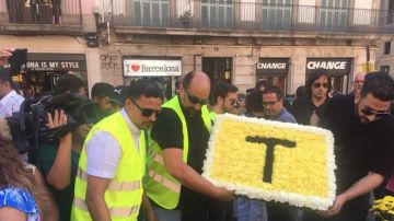 Los taxistas de Barcelona homenajean a las víctimas del 17A con una marcha hasta La Rambla