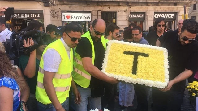 Los taxistas de Barcelona homenajean a las víctimas del 17A con una marcha hasta La Rambla