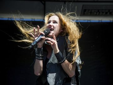 Se suicida a los 43 años Jill Janus, líder de la banda de heavy metal 'Huntress' Se suicida a los 43 años Jill Janus, líder de la banda de heavy metal 'Huntress'