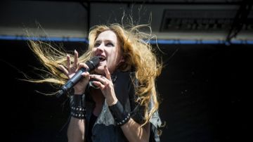 Se suicida a los 43 años Jill Janus, líder de la banda de heavy metal 'Huntress'