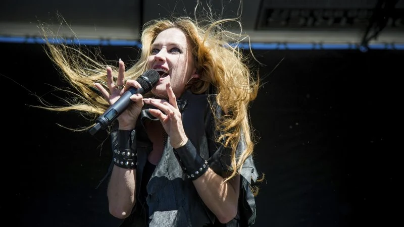 Se suicida a los 43 años Jill Janus, líder de la banda de heavy metal 'Huntress'