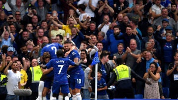 El Chelsea celebrando el gol de Marcos Alonso