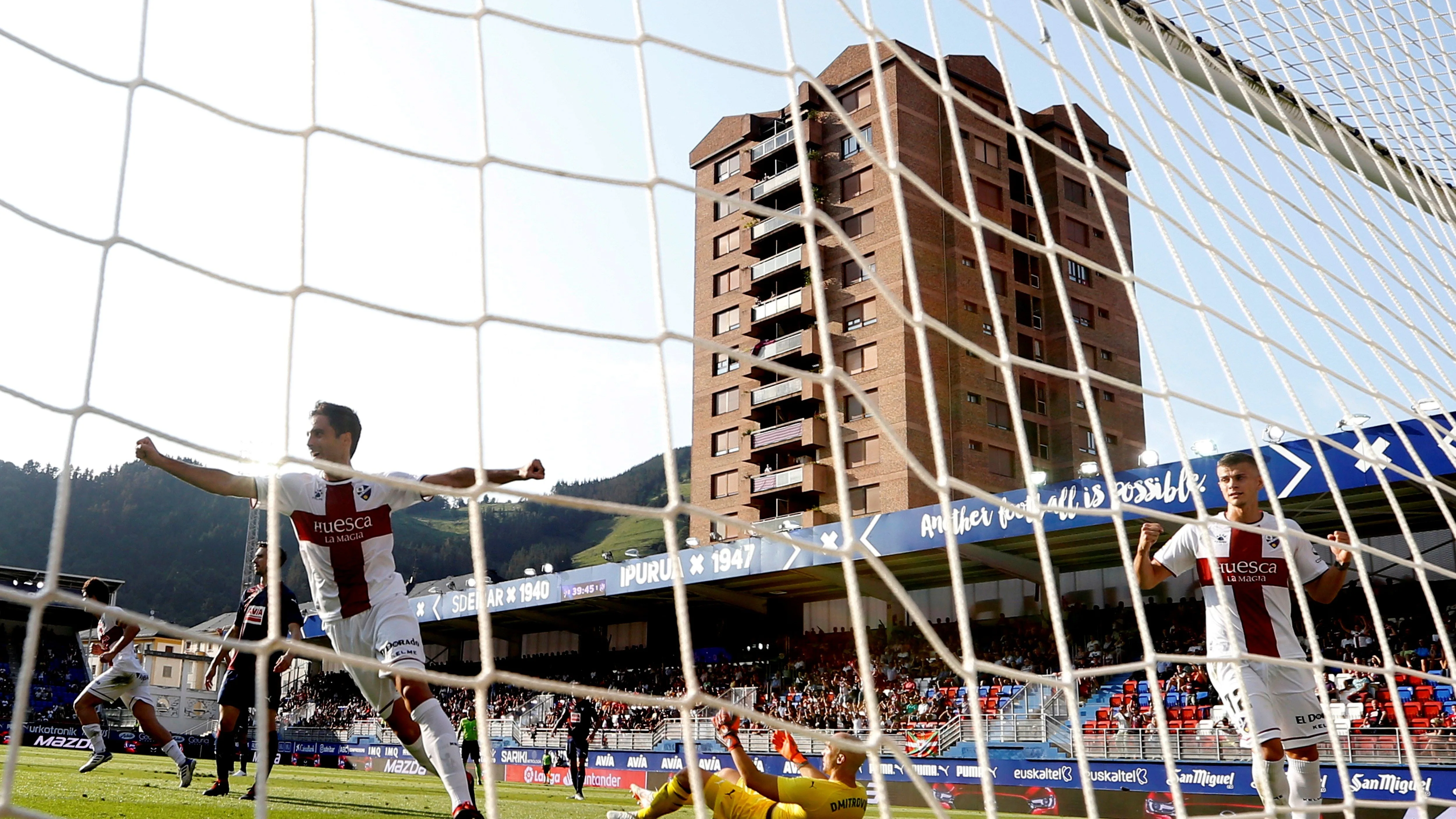 Álex Gallar celebra uno de sus dos goles ante el Eibar