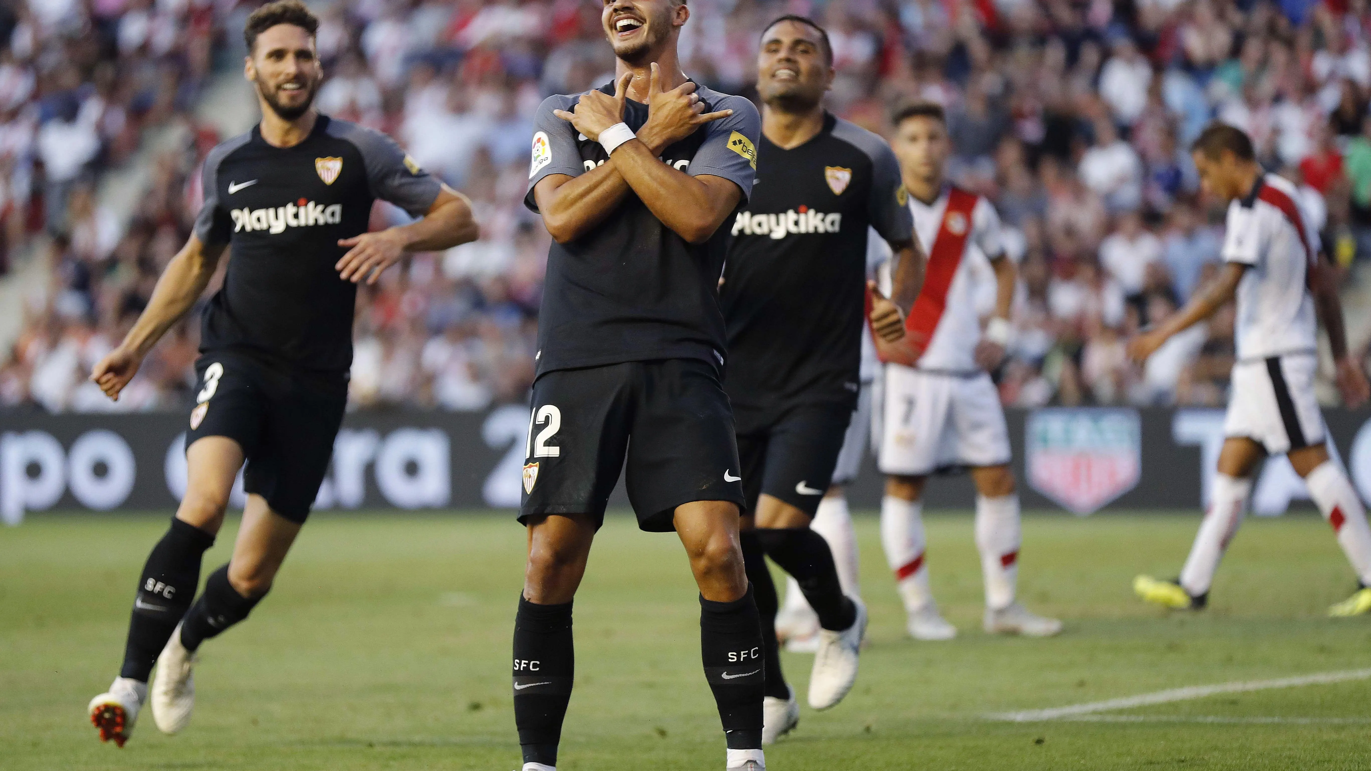 André Silva celebra uno de sus goles contra el Rayo Vallecano