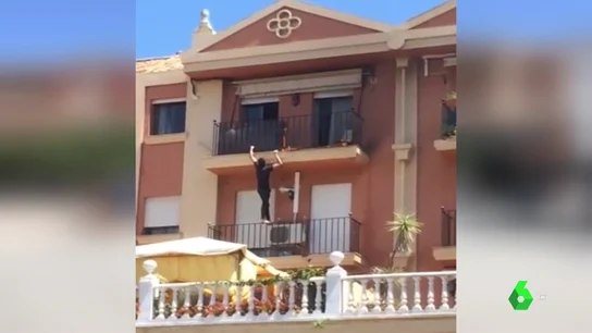 Escala tres pisos para apagar un incendio Escala tres pisos para apagar un incendio
