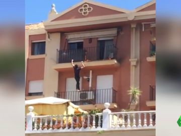 Escala tres pisos para apagar un incendio Escala tres pisos para apagar un incendio