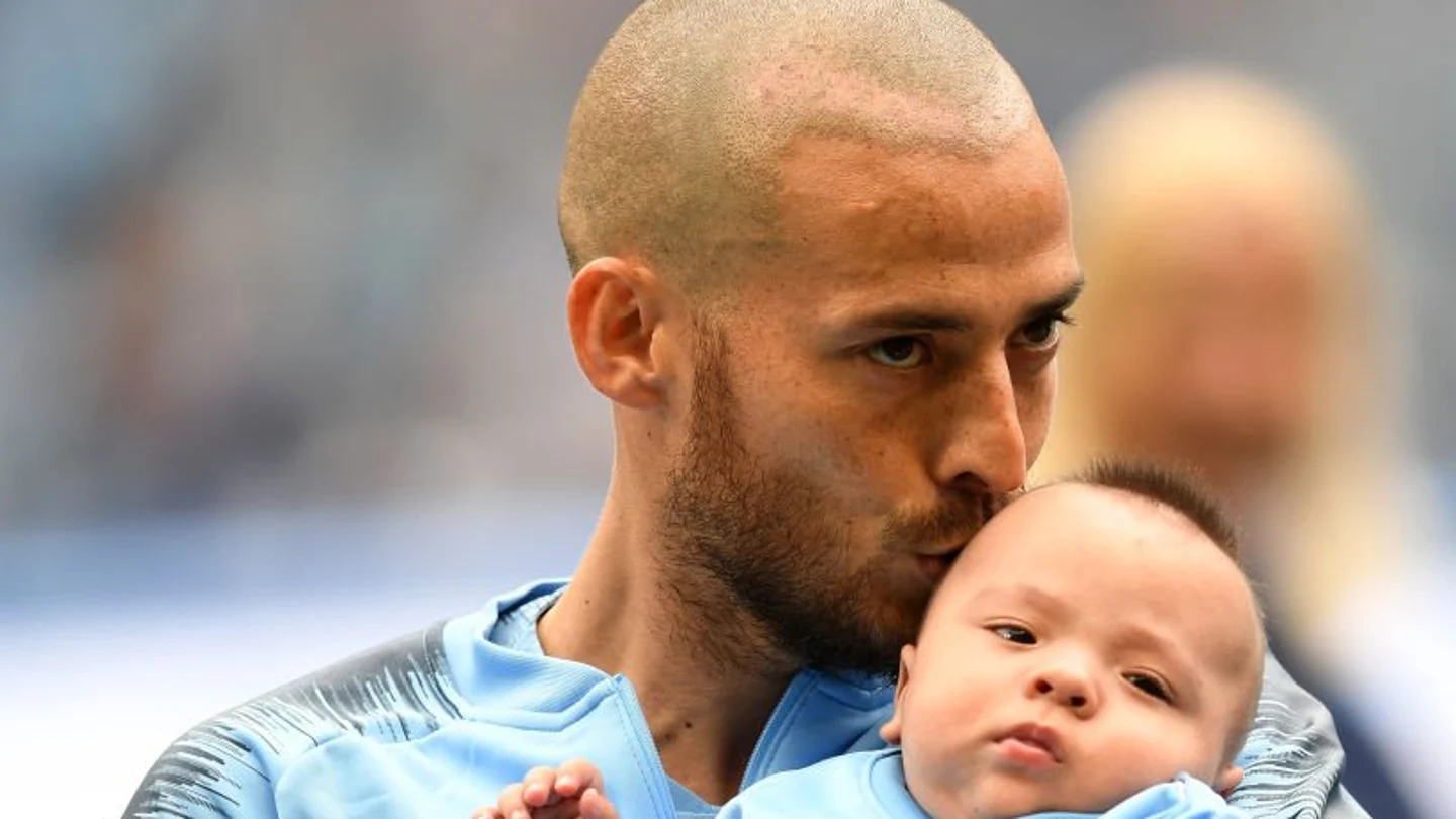 Silva y su hijo en el campo del Manchester City Silva y su hijo en el campo del Manchester City