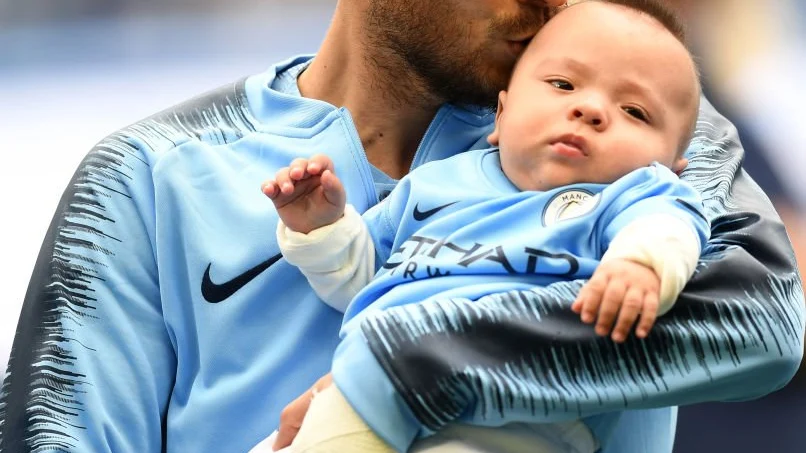 Silva y su hijo en el campo del Manchester City