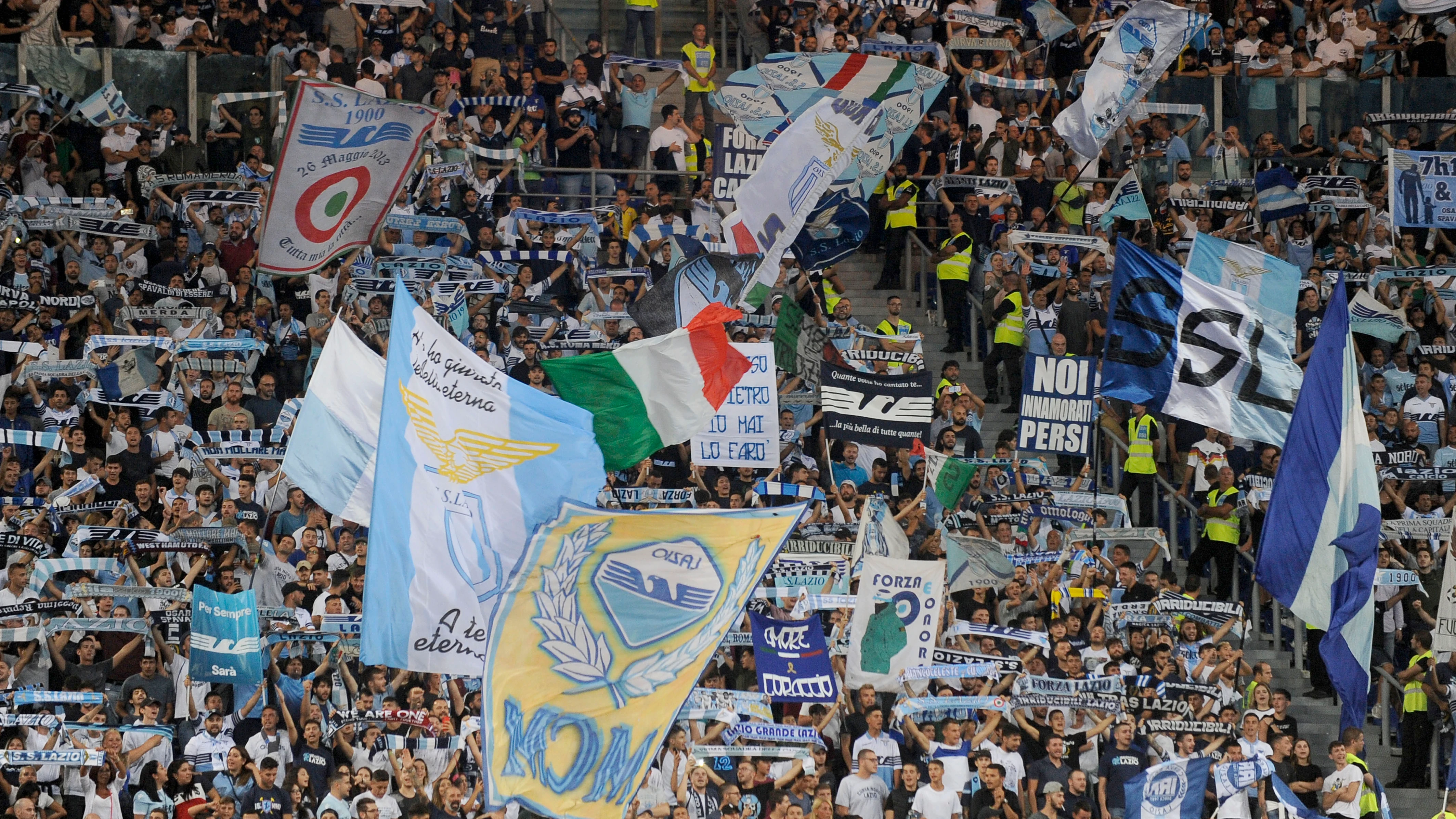 Los fans de la Lazio, durante un partido