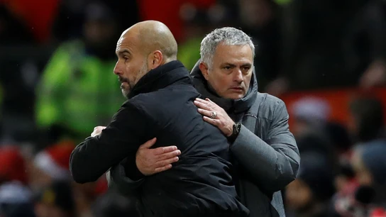 Guardiola y Mourinho se saludan durante un derbi de Manchester Guardiola y Mourinho se saludan durante un derbi de Manchester