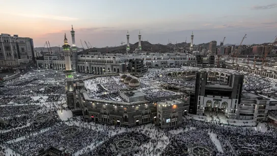 Cerca de dos millones de musulmanes llegados de todo el mundo a Arabia Saudí se preparan hoy para iniciar el domingo el "hach", la peregrinación anual a La Meca, un ritual centenario que se ha modernizado gracias a las nuevas tecnologías Cerca de dos millones de musulmanes llegados de todo el mundo a Arabia Saudí se preparan hoy para iniciar el domingo el "hach", la peregrinación anual a La Meca, un ritual centenario que se ha modernizado gracias a las nuevas tecnologías