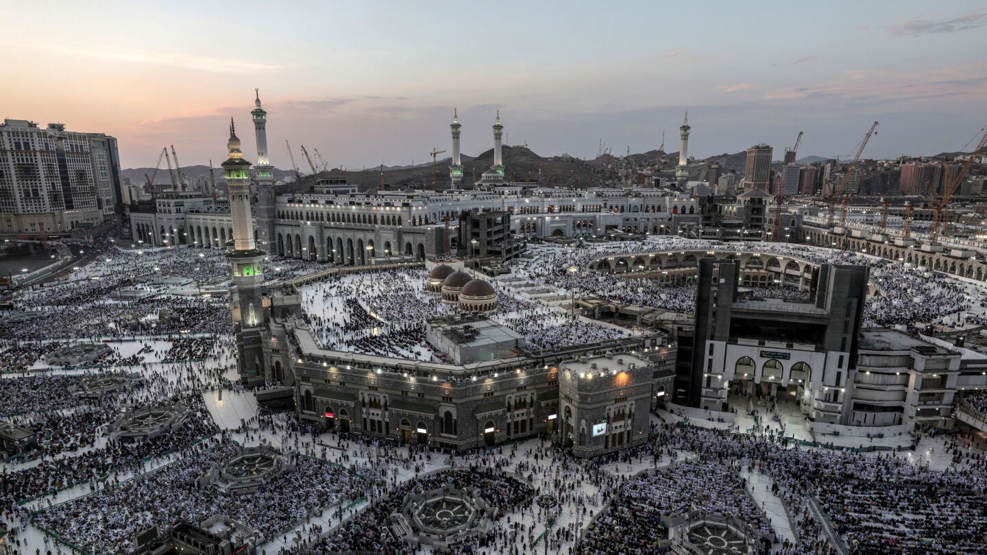 Cerca de dos millones de musulmanes llegados de todo el mundo a Arabia Saud&iacute; se preparan hoy para iniciar el domingo el "hach", la peregrinaci&oacute;n anual a La Meca, un ritual centenario que se ha modernizado gracias a las nuevas tecnolog&iacute;as