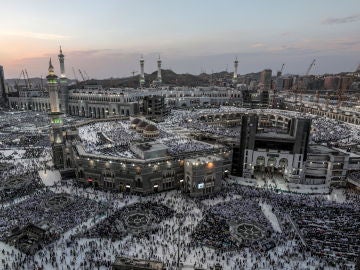 Cerca de dos millones de musulmanes llegados de todo el mundo a Arabia Saudí se preparan hoy para iniciar el domingo el "hach", la peregrinación anual a La Meca, un ritual centenario que se ha modernizado gracias a las nuevas tecnologías Cerca de dos millones de musulmanes llegados de todo el mundo a Arabia Saudí se preparan hoy para iniciar el domingo el "hach", la peregrinación anual a La Meca, un ritual centenario que se ha modernizado gracias a las nuevas tecnologías