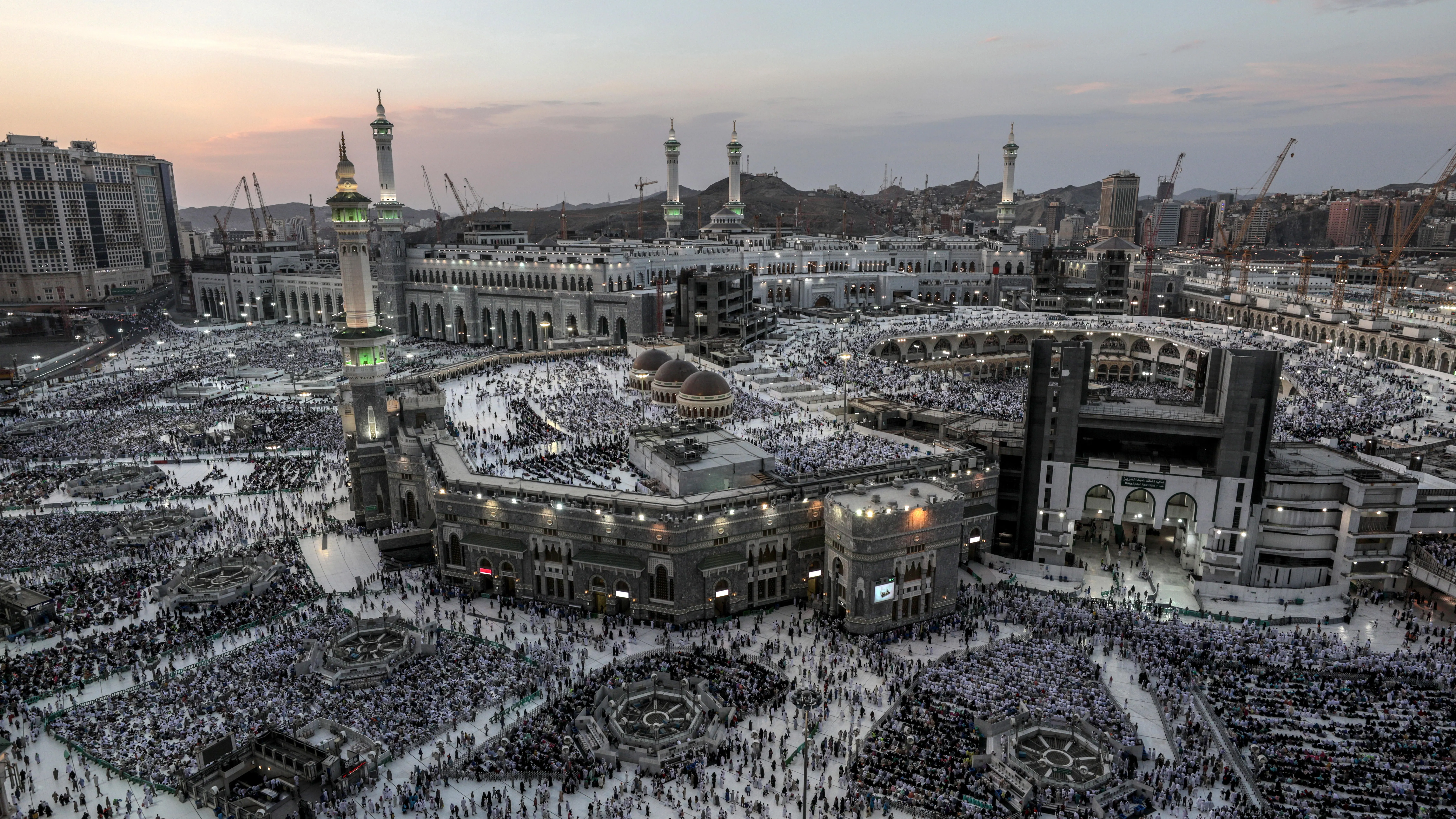 Cerca de dos millones de musulmanes llegados de todo el mundo a Arabia Saudí se preparan hoy para iniciar el domingo el "hach", la peregrinación anual a La Meca, un ritual centenario que se ha modernizado gracias a las nuevas tecnologías Cerca de dos millones de musulmanes llegados de todo el mundo a Arabia Saudí se preparan hoy para iniciar el domingo el "hach", la peregrinación anual a La Meca, un ritual centenario que se ha modernizado gracias a las nuevas tecnologías