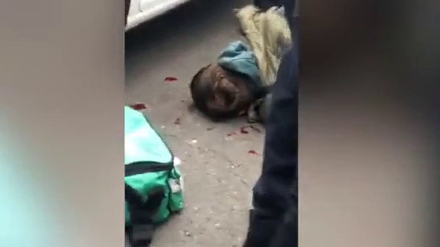 Graban como varias personas le quitan el cuchillo a un joven despu&eacute;s de apu&ntilde;alar a un hombre 